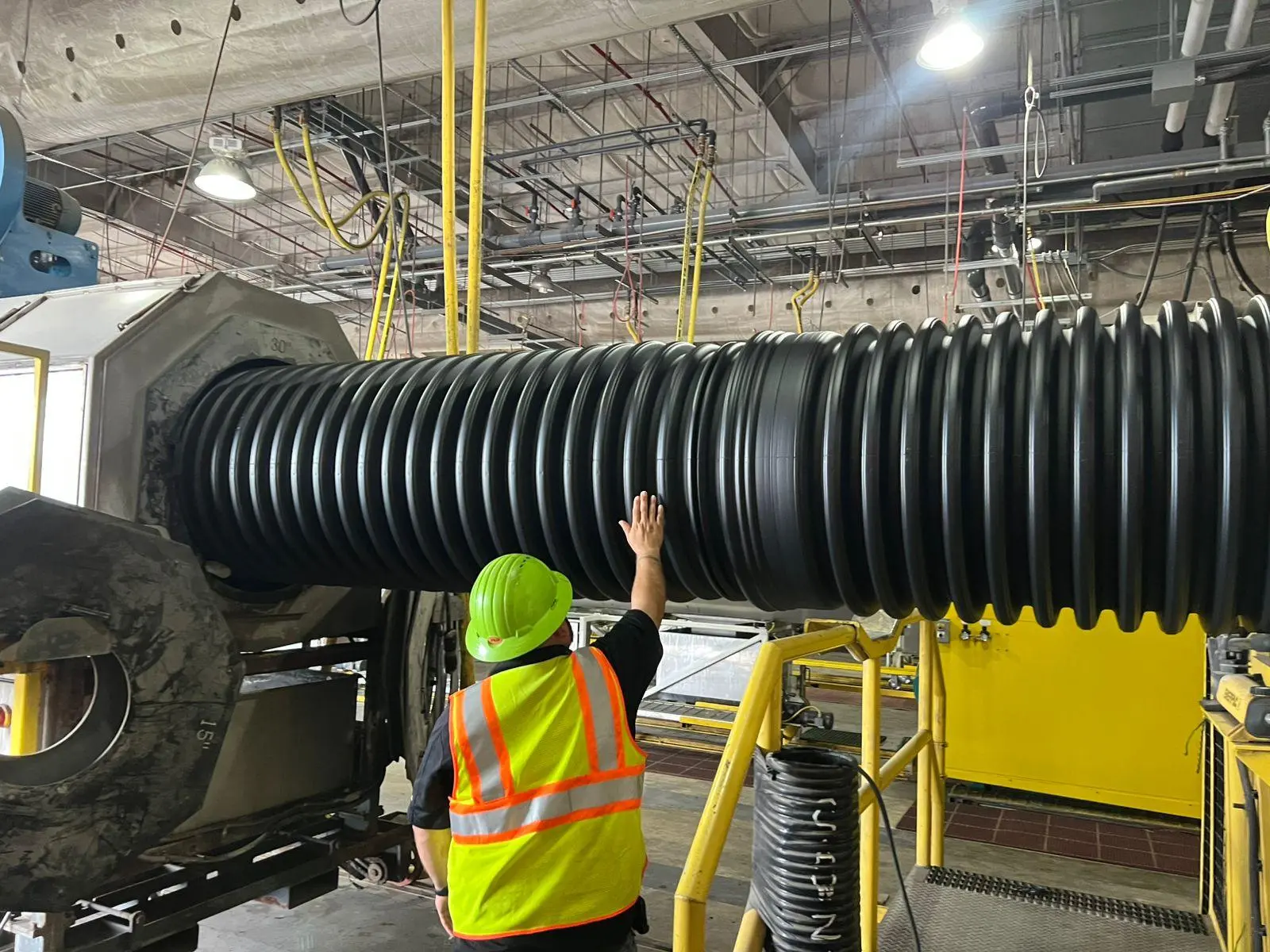 Inspección de tubería corrugada de gran diámetro durante su fabricación