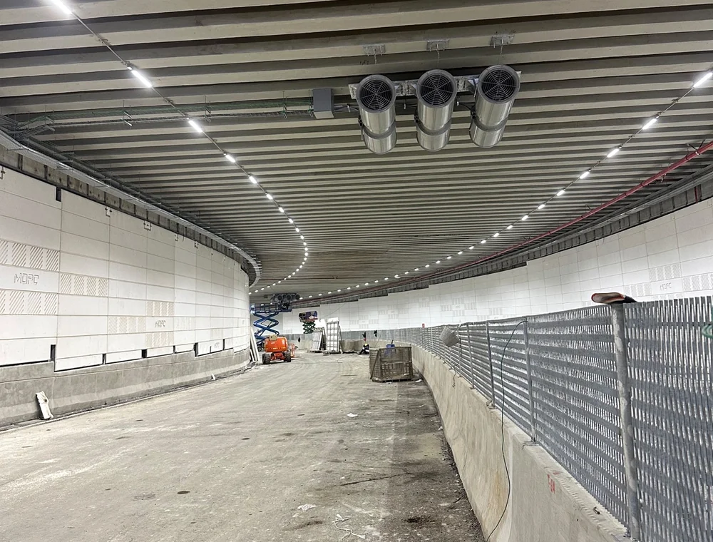 Malla antideslumbrante instalada sobre una barrera de hormigón en un túnel