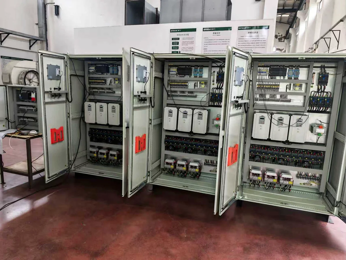 Paneles eléctricos y de control durante su fabricación por el proveedor