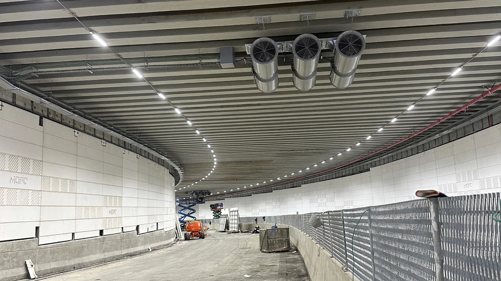 Túnel Plaza de la Bandera con sistema de ventilación, luminarias y malla antideslumbrante